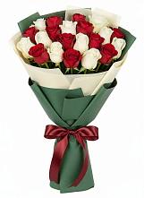 Букет Микс из красных и белых роз в Тосно