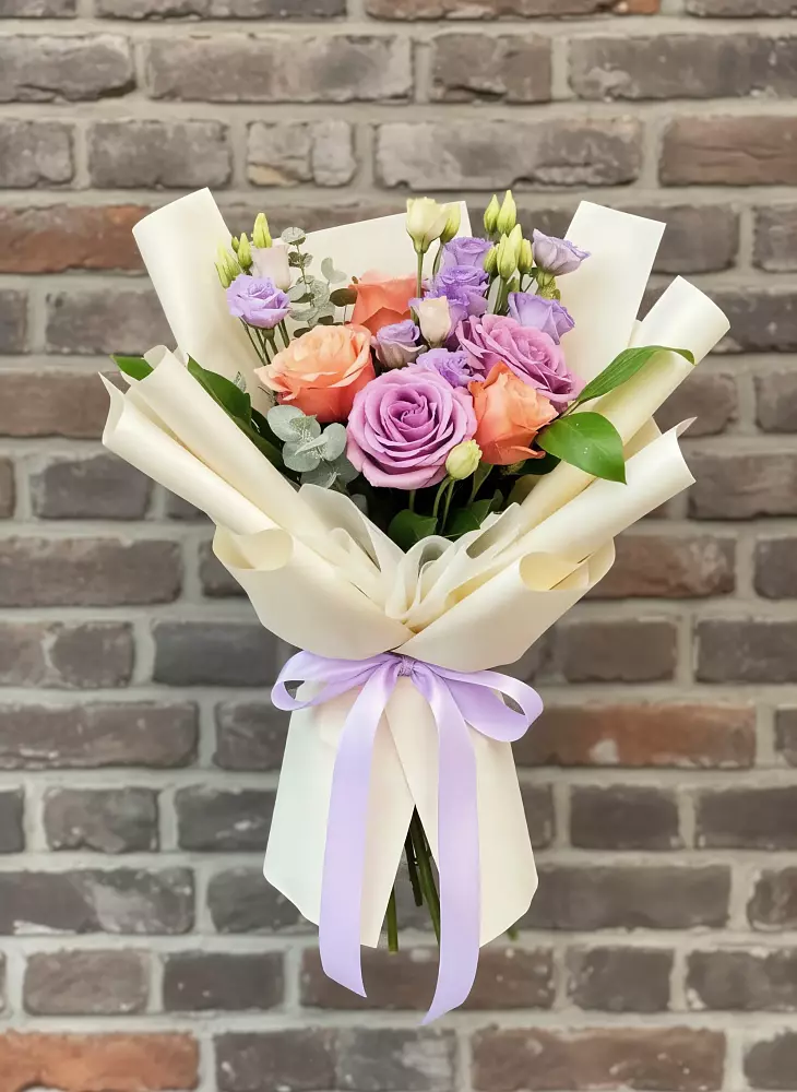 Букет цветов из: Лизиантусы и Розы в Тосно