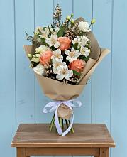 Букет цветов из:  Альстромерии, Лизиантусы, Розы и Хризантемы в Тосно