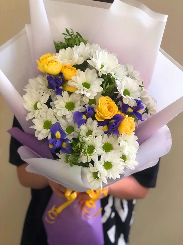 Букет цветов из: Ирисы, Хризантемы и Розы в Тосно