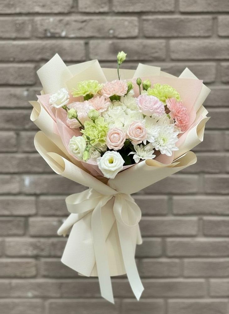 Букет цветов из: Гвоздики, Розы, Лизиантусы и Хризантемы в Тосно