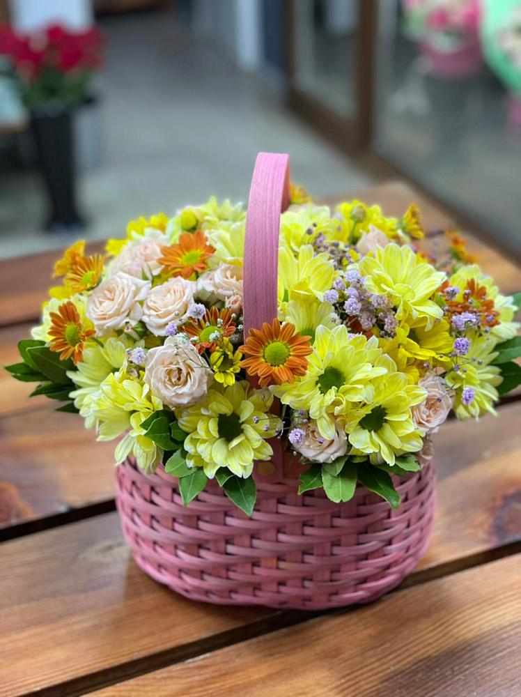 Цветочная композиция из Хризантемы и Розы в корзине в Тосно