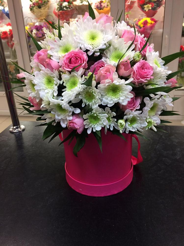 Цветочная композиция из Розы и Хризантемы в шляпной коробке в Тосно