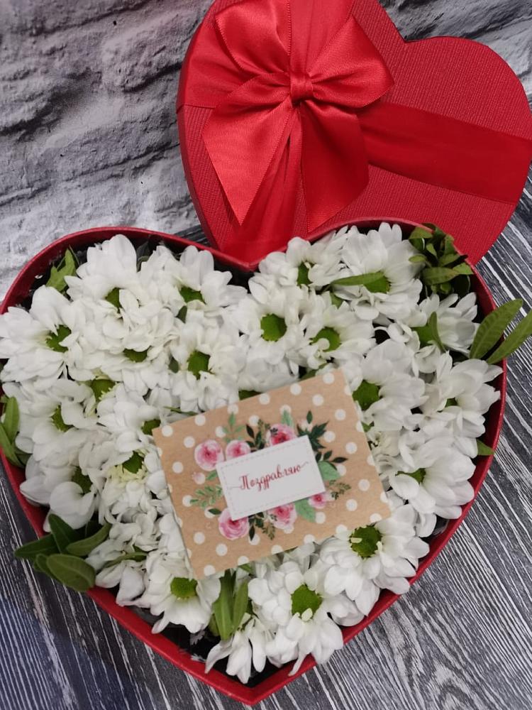 Цветочная композиция из Хризантемы в виде сердца в Тосно