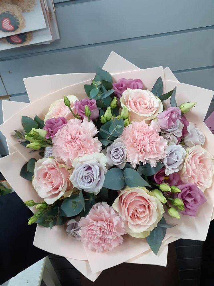 Букет цветов из: Розы, Гвоздики и Лизиантусы в Тосно